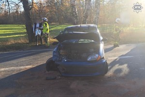 na zdjęciu uszkodzony samochód na jezdni