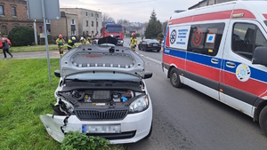 na zdjęciu uszkodzony samochód na jezdni obok karetki pogotowia