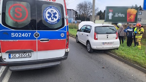 na zdjęciu karetka pogotowia, obok samochód i osoby