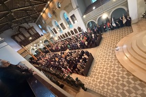 na zdjęciu widok na wnętrze kościoła wypełnione wiernymi