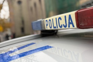 na zdjęciu fragment dachu policyjnego radiowozu i policyjny neon