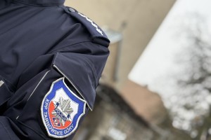 na zdjęciu fragment policyjnego munduru, na którym naszywka z napisem komenda powiatowa policji tarnowskie góry