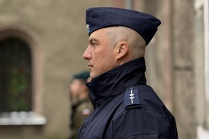 na zdjęciu policjant profilem do obiektywu