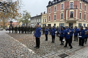 na zdjęciu orkiestra i kompania honorowa wojska