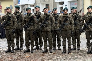 na zdjęciu żołnierze z bronią