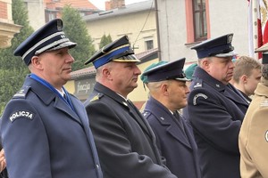 na zdjęciu policjant i strażak