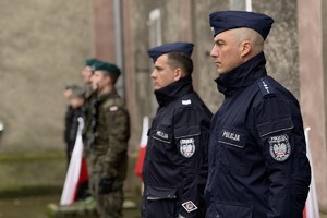 na zdjęciu policjanci i żołnierze w trakcie warty honorowej