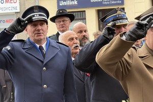 na zdjęciu przedstawiciele służb w trakcie oddawania honoru
