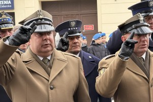 na zdjęciu przedstawiciele służb w trakcie oddawania honoru
