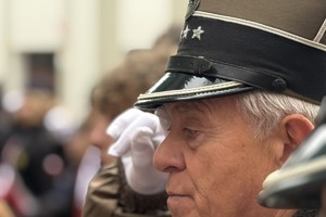 na zdjęciu mężczyzna w mundurze oddający honor