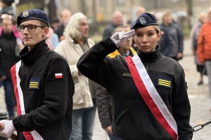 na zdjęciu uczniowie ze sztandarem w trakcie oddawania honoru