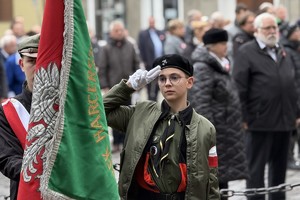 na zdjęciu uczennica w trakcie oddawania honoru do sztandaru
