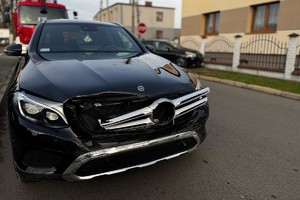 na zdjęciu samochód na jezdni z uszkodzeniami