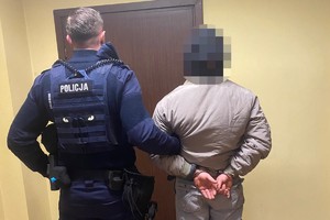 na zdjęciu policjant z zatrzymanym