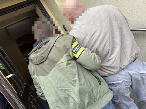 na zdjęciu policjant z zatrzymanym