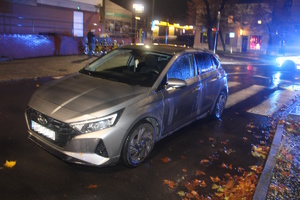 na zdjęciu samochód na jezdni po zmroku, za nim radiowóz