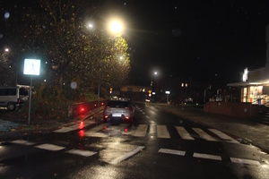 na zdjęciu samochód na jezdni po zmroku