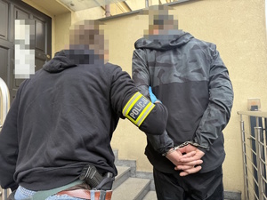 na zdjęciu policjant z zatrzymanym