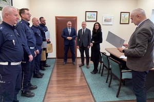 na zdjęciu policjanci i członkowie zarządu powiatu tarnogórskiego