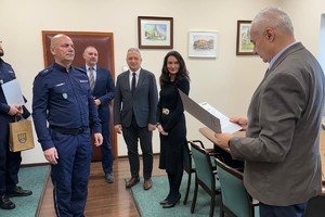 na zdjęciu policjanci i członkowie zarządu powiatu tarnogórskiego