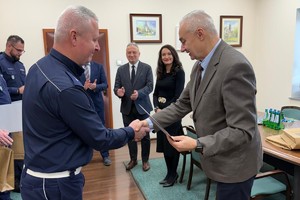 na zdjęciu policjanci i członkowie zarządu powiatu tarnogórskiego