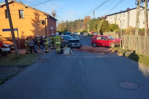 na zdjęciu rozbite samochody na skrzyżowaniu, obok osoby, strażacy i inne pojazdy