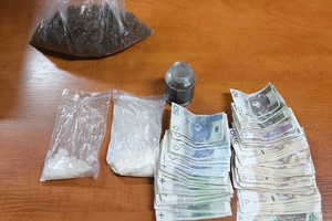 na zdjęciu narkotyki na stole i gotówka