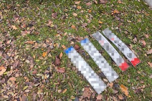 na zdjęciu tablice rejestracyjne na ziemi