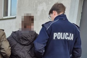 na zdjęciu policjant z zatrzymanym