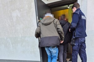 na zdjęciu policjanci z zatrzymanym