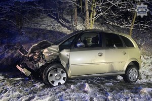 na zdjęciu rozbity pojazd na śniegu po za drogą