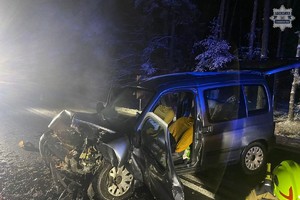 na zdjęciu rozbity samochód na jezdni po zmroku