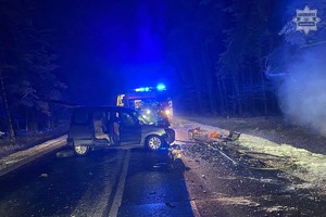 na zdjęciu rozbity pojazd na jezdni, za nim karetka i wóz strażacki