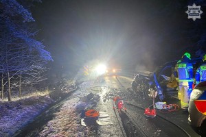 na zdjęciu rozbite pojazdy na jezdni, obok strażacy