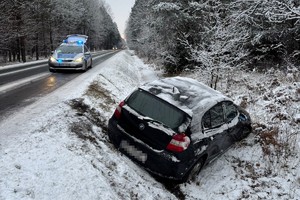 na zdjęciu samochód w rowie