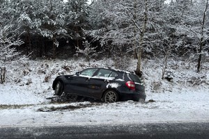 na zdjęciu samochód w rowie