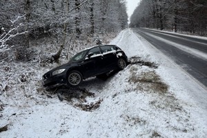 na zdjęciu samochód w rowie