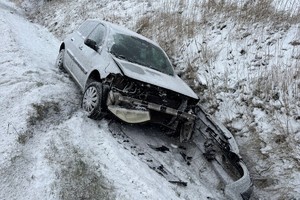 na zdjęciu samochód w rowie