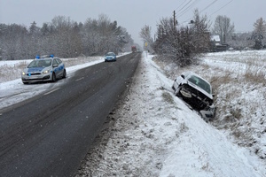 na zdjęciu samochód w rowie