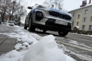 na zdjęciu radiowóz na ośnieżonym chodniku
