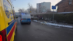 na zdjęciu karetka pogotowia i radiowóz na jezdni