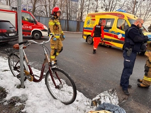 na zdjęciu strażacy, ratownicy medyczni oraz policjant, a także wozy na skrzyżowaniu ulicy gdzie doszło do wypadku