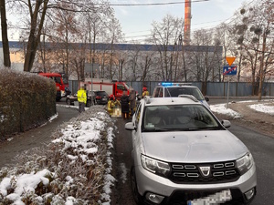 na zdjęciu samochód osobowy, wóz strażacki, inne osoby na skrzyżowaniu ulic