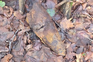 na zdjęciu niewybuch na ziemi