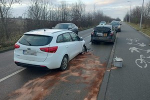 na zdjęciu dwa uszkodzone samochody na jezdni
