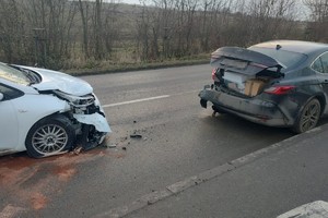 na zdjęciu dwa uszkodzone samochody na jezdni