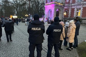 na zdjęciu policjanci na terenie imprezy