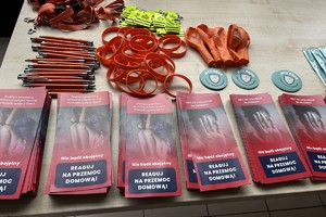 na zdjęciu ulotki i gadżety informacyjne na stole