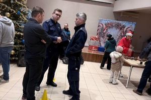 na zdjęciu policjanci w sali w trakcie rozmowy z mężczyzną