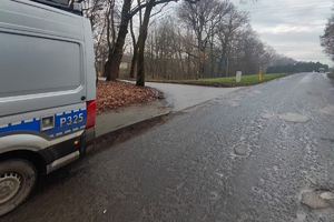 na zdjęciu fragment radiowozu i skrzyżowanie